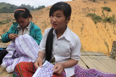 Độc đáo phong tục thêu váy đón Tết của thiếu nữ Mông