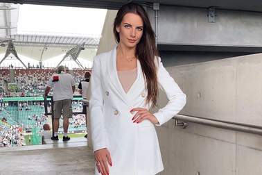 Nữ trọng tài quyến rũ nhất thế giới tái xuất đầy ấn tượng