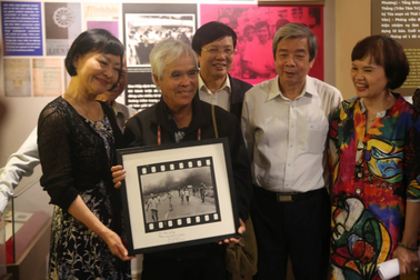 Nhiếp ảnh gia Nick Út và "Em bé Napalm" lần đầu hội ngộ tại Hà Nội