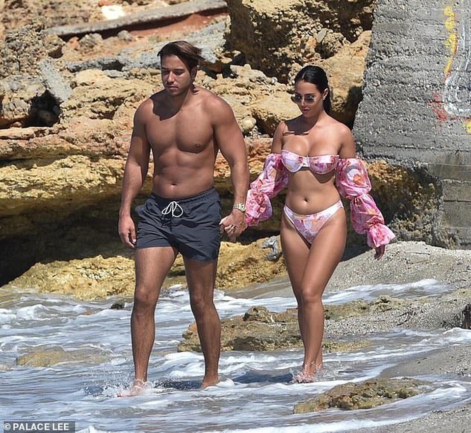 Yazmin Oukhellou diện bikini khoe vòng một dao kéo - 5 Yazmin Oukhellou diện bikini khoe vòng một dao kéo - 5