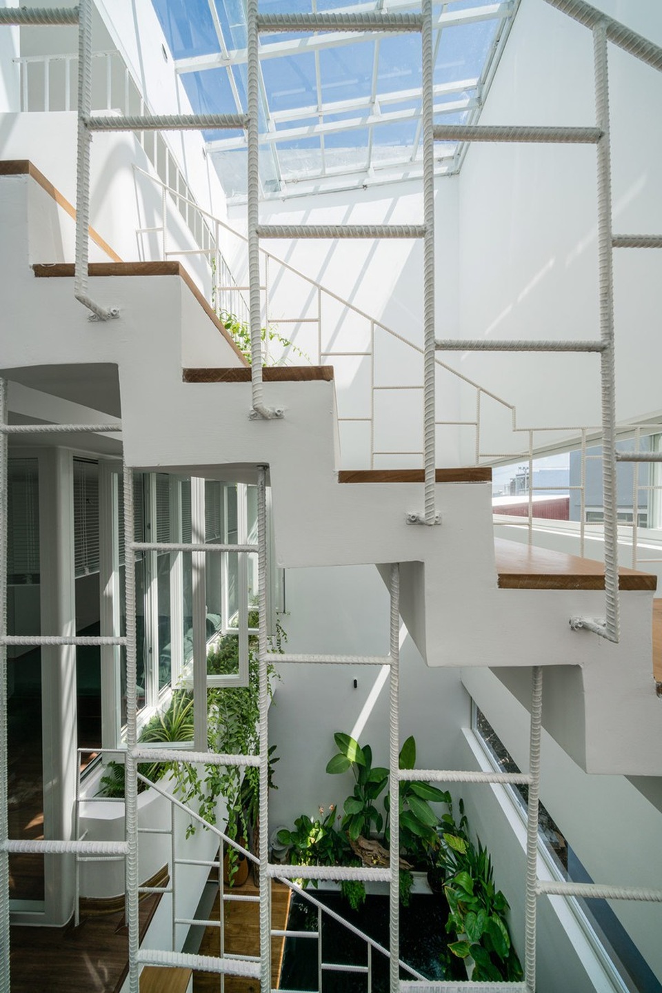 Ngôi nhà có không gian tự nhiên thư giãn cùng hồ cá bên trong - 9