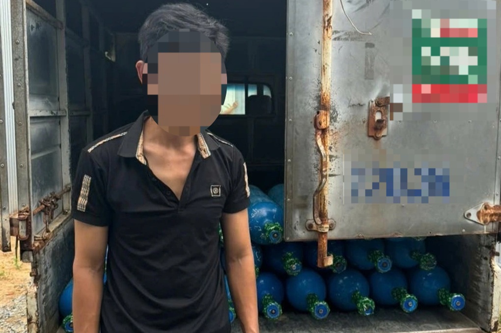 Lộ bí mật trong kho hàng khi xe tải bị kiểm tra hành chính ở Đà Nẵng - 1 Lộ bí mật trong kho hàng khi xe tải bị kiểm tra hành chính ở Đà Nẵng - 1