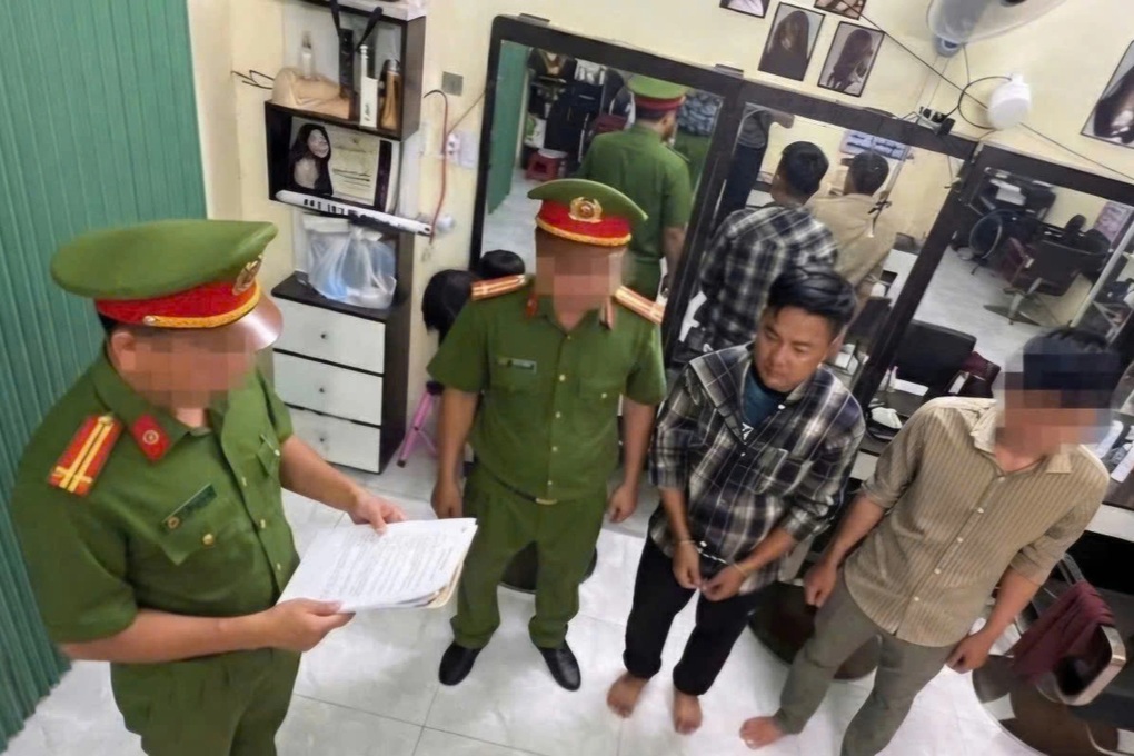 Người đàn ông bị 4 đối tượng bắt giữ, còng tay ép ký giấy nợ - 1 Người đàn ông bị 4 đối tượng bắt giữ, còng tay ép ký giấy nợ - 1