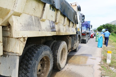 Hàng loạt xe tải chở cát “lộng hành” trên quốc lộ 27C nối Nha Trang - Đà Lạt