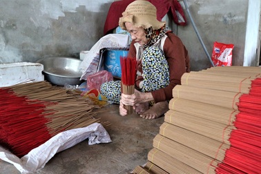 Làng nghề làm nhang lớn nhất xứ Quảng hối hả vào vụ Tết