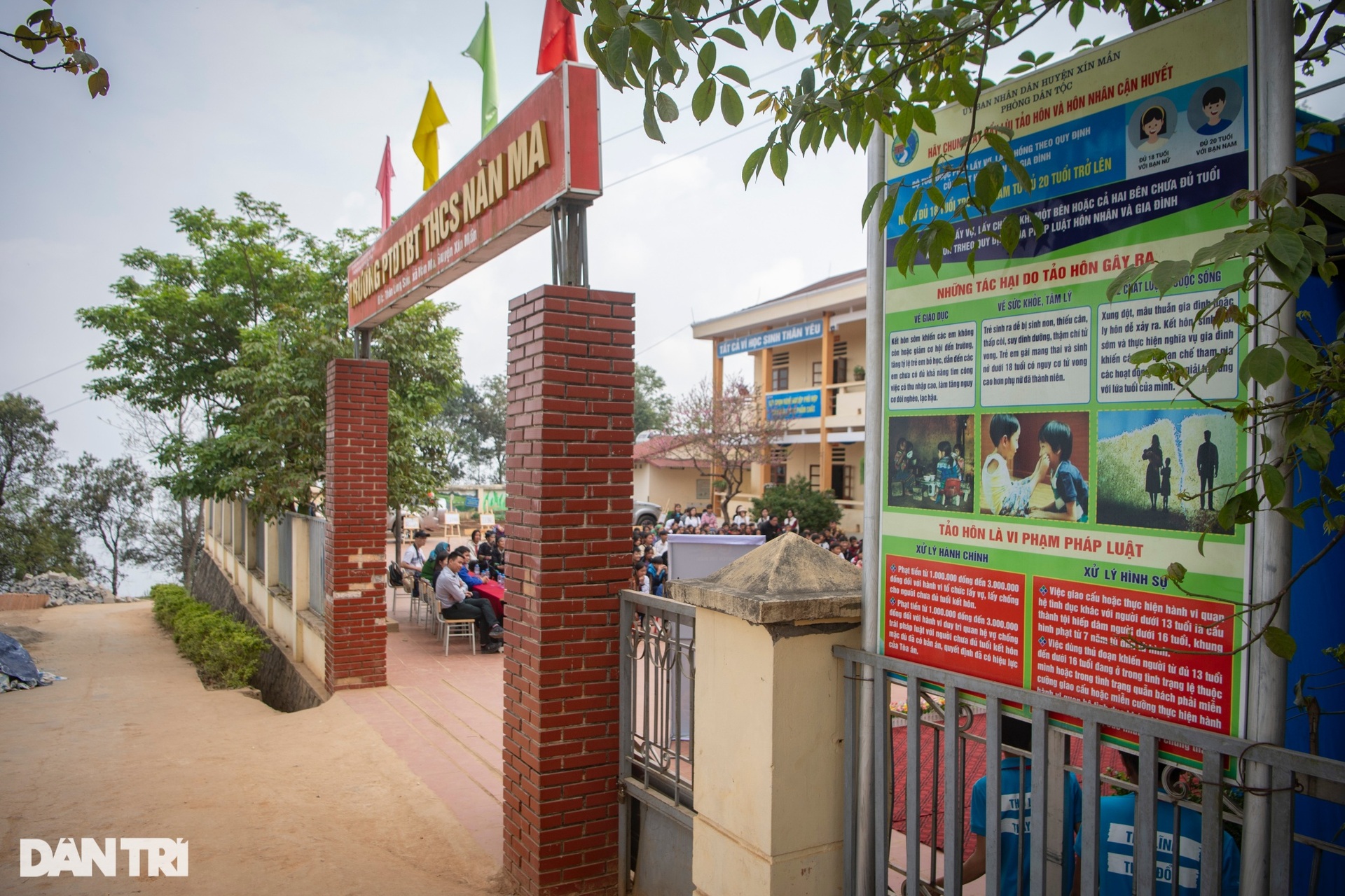 Những ngôi trường nằm cheo leo trên sườn núi tại vùng biên giới Hà Giang - 9