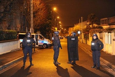 Kịch tính chiến dịch vây bắt nghi can xả súng ở Pháp