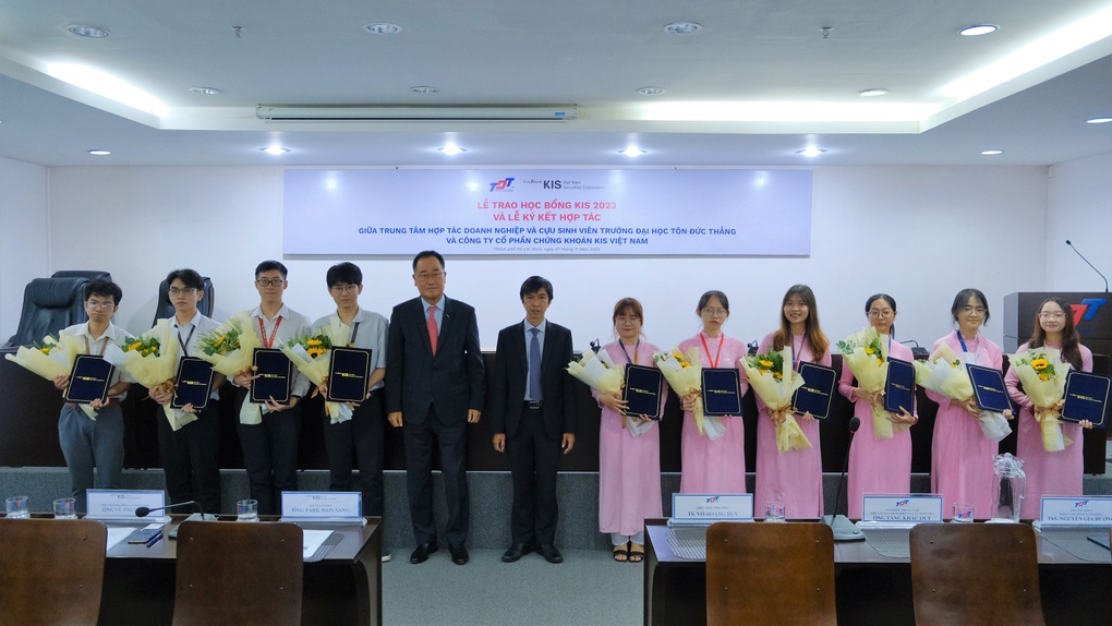 Chứng khoán KIS trao học bổng cho sinh viên với tổng giá trị 600 triệu đồng - 2 Chứng khoán KIS trao học bổng cho sinh viên với tổng giá trị 600 triệu đồng - 2