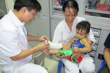 Nối bàn chân đứt rời bị vứt xuống sông cho bé trai 3 tuổi