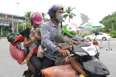 Dân nghèo khốn cùng vì giá xăng, Bộ trưởng vẫn "bình chân như vại"?