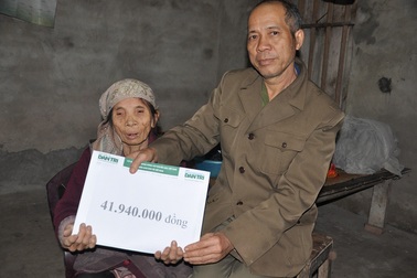 Gần 42 triệu đồng đến với cụ Tư nuôi con tâm thần