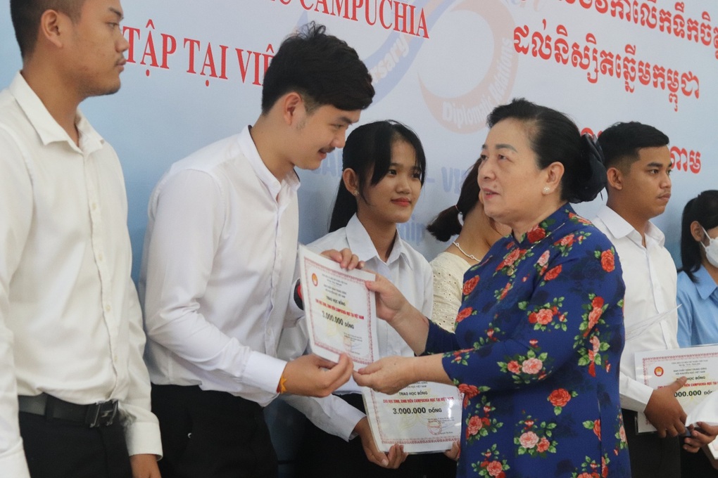 Sinh viên Campuchia tại Việt Nam nhận học bổng 300 triệu đồng - 3 Sinh viên Campuchia tại Việt Nam nhận học bổng 300 triệu đồng - 3