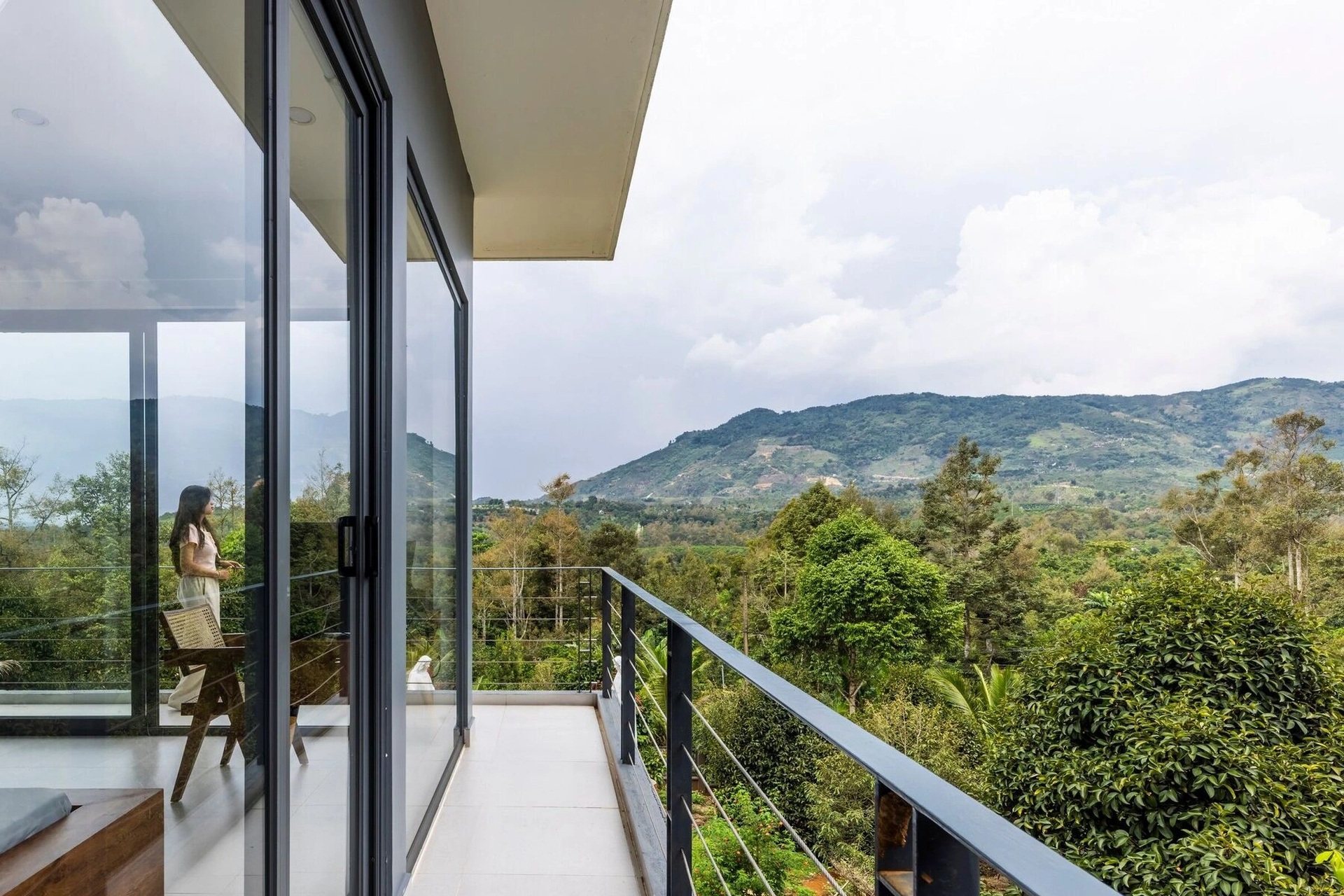 Nhà ở Lâm Đồng lấy cảm hứng từ dầm cầu, 4 mặt cửa kính ngập ánh sáng - 2 Nhà ở Lâm Đồng lấy cảm hứng từ dầm cầu, 4 mặt cửa kính ngập ánh sáng - 2