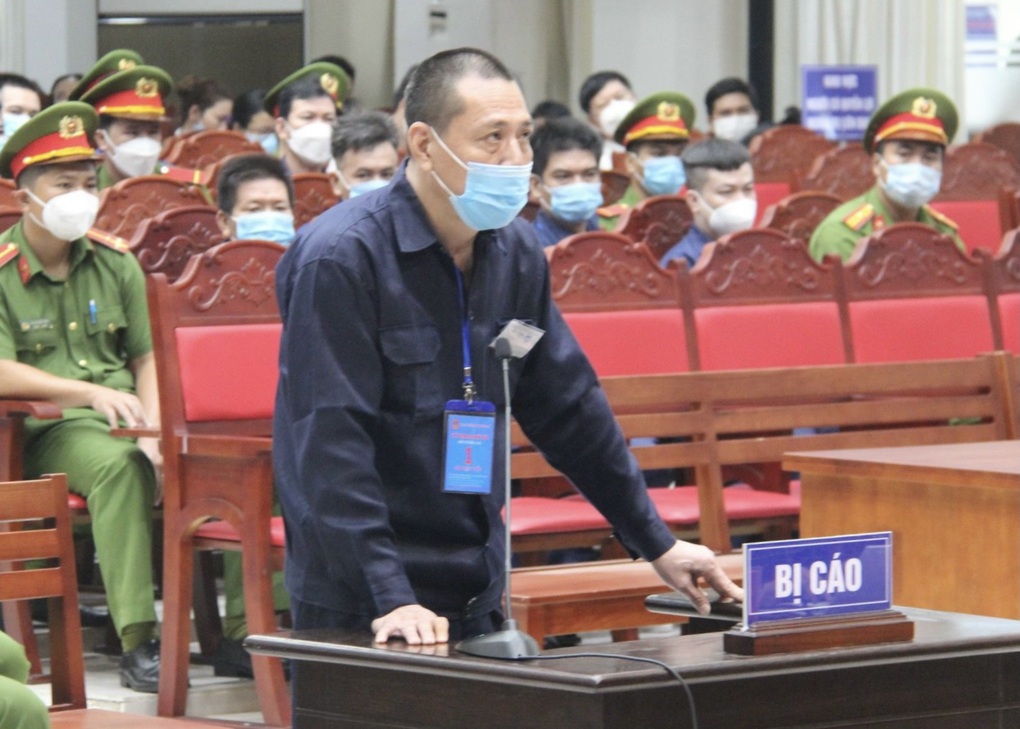 Vụ buôn lậu 200 triệu lít xăng: Cựu cán bộ hải quan lĩnh 15 năm tù - 1 Vụ buôn lậu 200 triệu lít xăng: Cựu cán bộ hải quan lĩnh 15 năm tù - 1