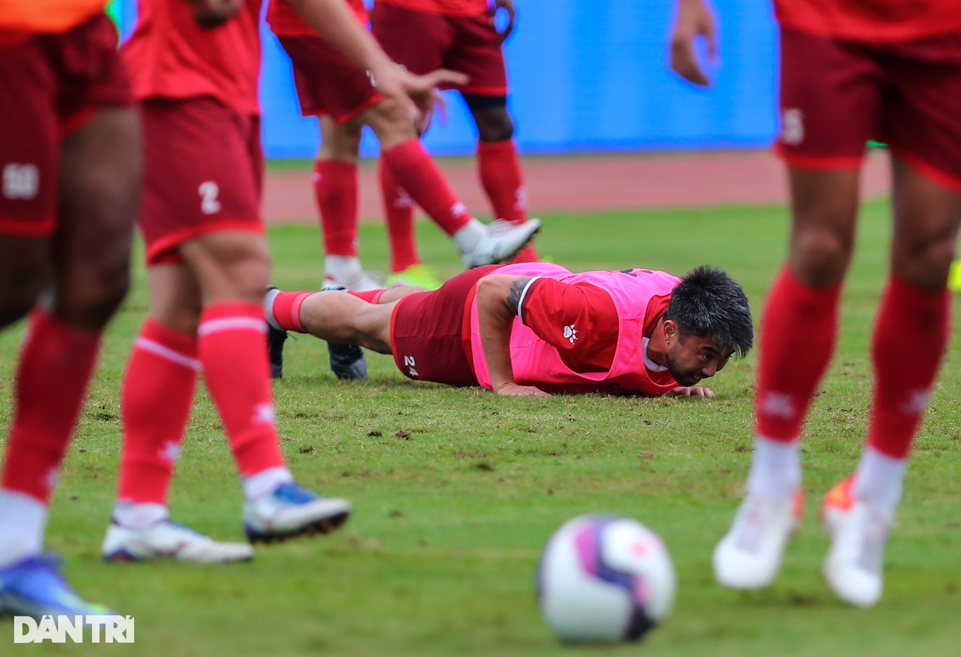 Lee Nguyễn bị đồng đội phạt chống đẩy trong buổi tập ở CLB TPHCM - 6 Lee Nguyễn bị đồng đội phạt chống đẩy trong buổi tập ở CLB TPHCM - 6