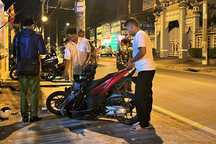 Nam sinh viên năm cuối nằm bất động trên vỉa hè ở TPHCM