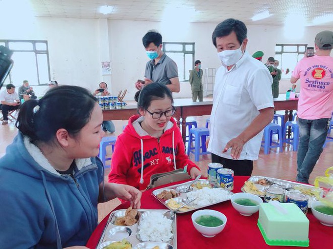 Ông Đoàn Ngọc Hải làm phục vụ quán cơm 30 phút để nhận 60 triệu đồng xây nhà cho người nghèo - Ảnh 2. Ông Đoàn Ngọc Hải làm phục vụ quán cơm 30 phút để nhận 60 triệu đồng xây nhà cho người nghèo - Ảnh 2.