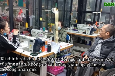 Ông giám đốc đi xe lăn giúp 30 người điếc "sống trong nhung lụa"