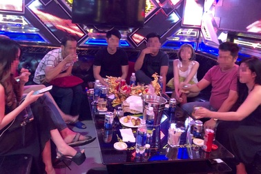 Vợ chồng gửi con nhỏ cho nhân viên quán karaoke để “bay lắc”