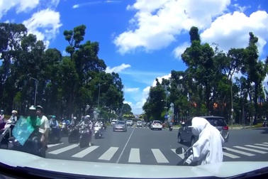 “Nữ ninja” bị ô tô tông ngã vì sang đường ẩu