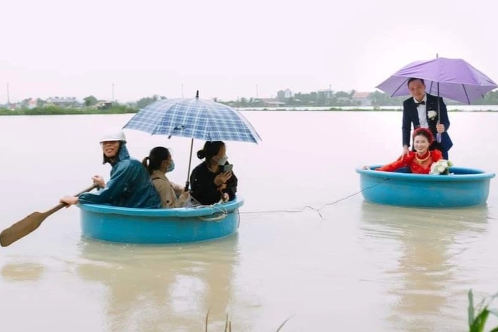 Ấn tượng cô dâu về nhà chồng bằng thuyền thúng vượt lũ - 3 Ấn tượng cô dâu về nhà chồng bằng thuyền thúng vượt lũ - 3