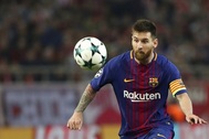 Một mình Messi ghi bàn gấp đôi hàng công Real Madrid
