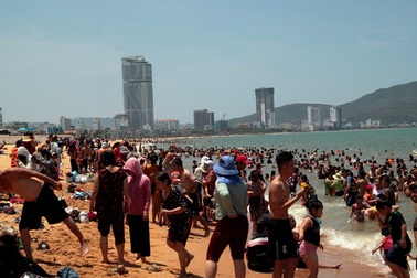 Bãi biển đông nghịt người tắm "xả xui" giữa trưa Tết Đoan Ngọ