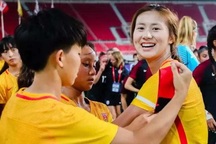 Nữ cầu thủ U19 Trung Quốc bị cấm thi đấu vì… tô son