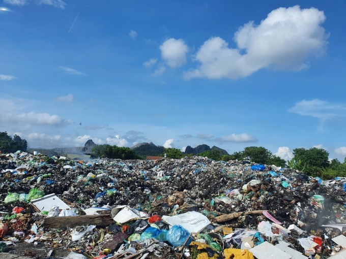 Mùi xú uế và việc đốt rác tại đây gây ô nhiễm môi trường, ảnh hưởng đến đời sống người dân.