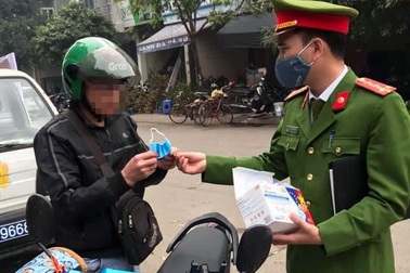 Hà Nội phạt nặng hàng loạt trường hợp không đeo khẩu trang nơi công cộng