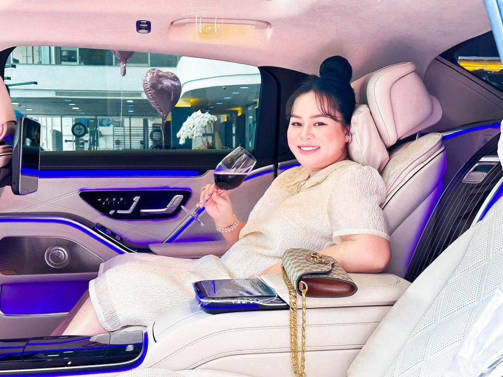 Nữ đại gia TPHCM tậu Mercedes-Maybach trị giá hơn 9 tỷ đồng nhân dịp có hỷ - 1 Nữ đại gia TPHCM tậu Mercedes-Maybach trị giá hơn 9 tỷ đồng nhân dịp có hỷ - 1
