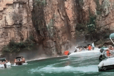 Khoảnh khắc vách đá lở đè trúng thuyền ở Brazil, 6 người chết