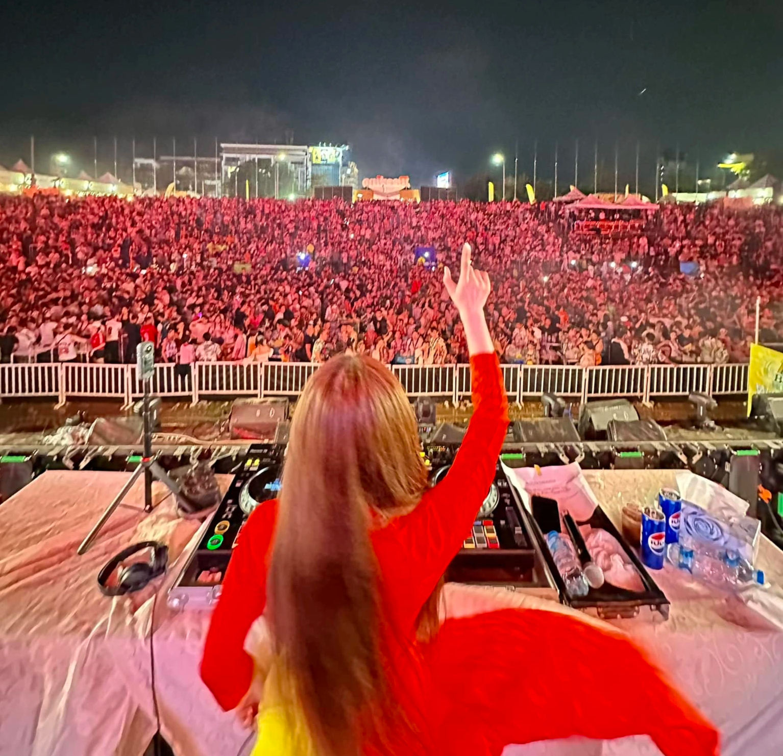 Nữ DJ miền Tây mặc áo dài chơi nhạc gây sốt, kể góc khuất sống về đêm - 1 Nữ DJ miền Tây mặc áo dài chơi nhạc gây sốt, kể góc khuất sống về đêm - 1