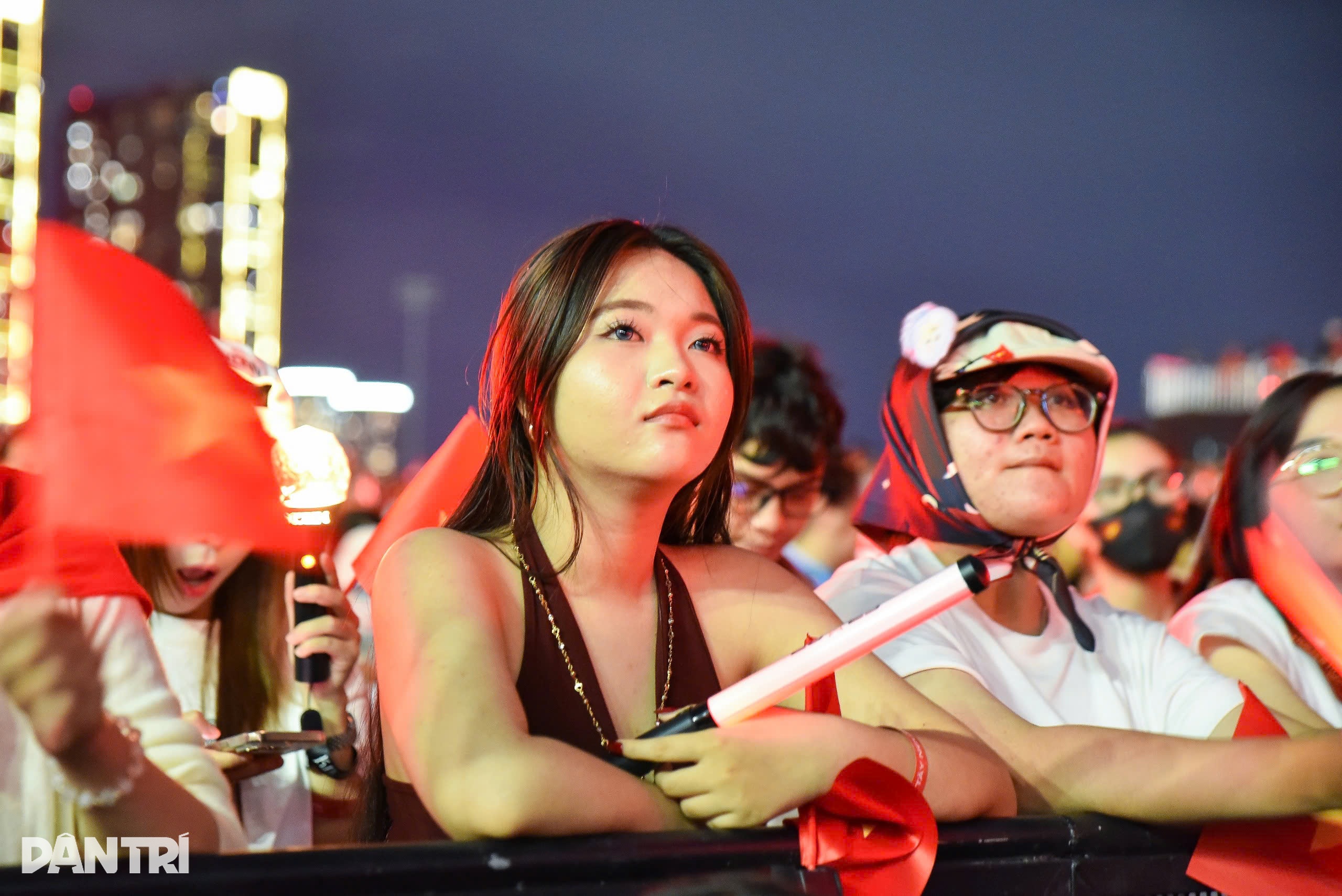Mũi trưởng Long bắn rap, ngại ngùng bên Hậu Hoàng gây sốt 20.000 khán giả - 2