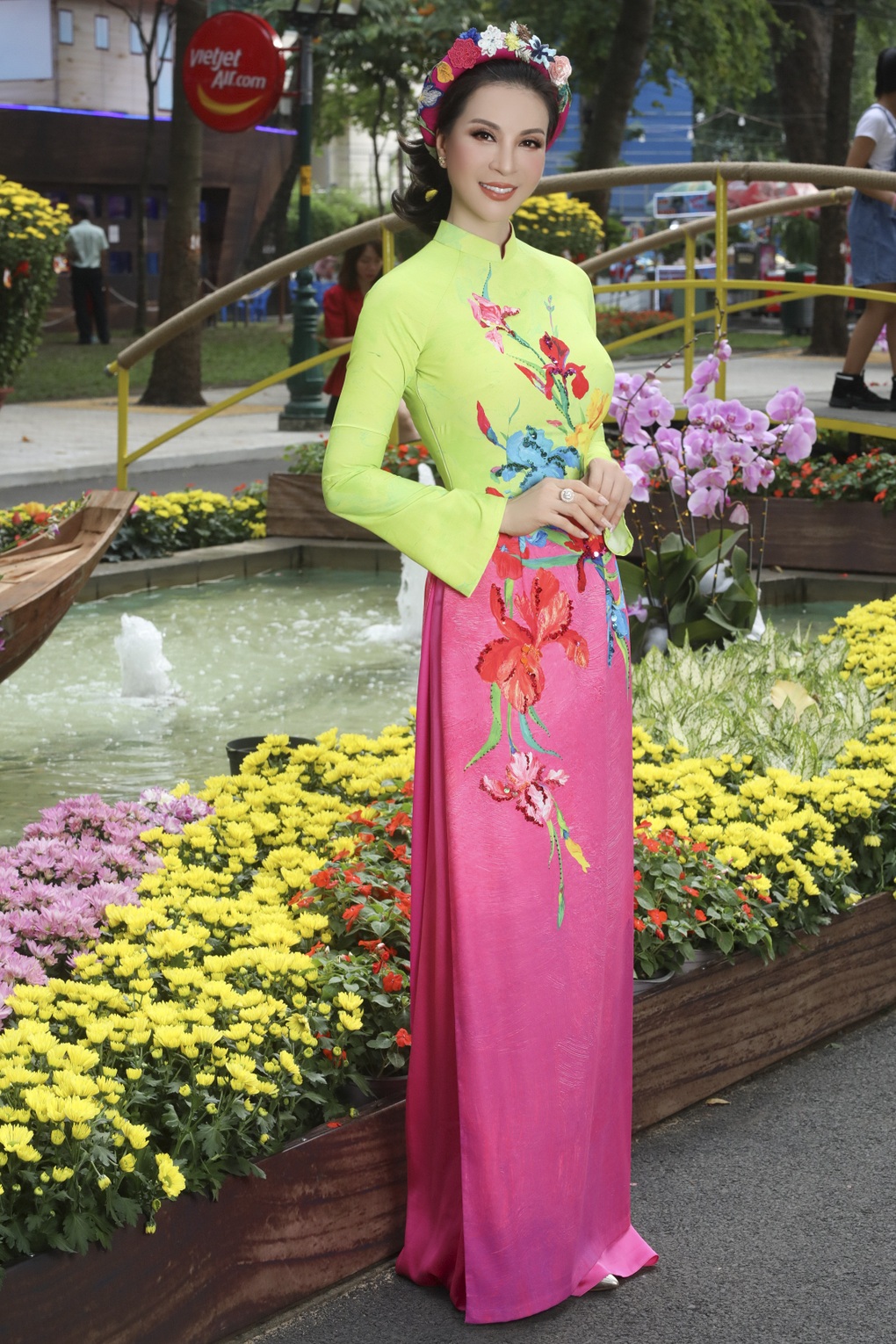 MC Thanh Mai xúng xính áo dài dạo phố xuân - 3 MC Thanh Mai xúng xính áo dài dạo phố xuân - 3