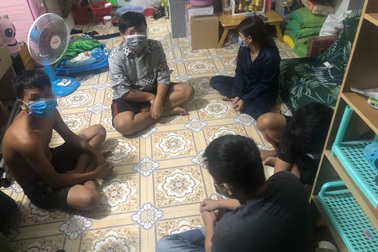 Tụ tập đánh bài khi đang giãn cách, 5 công nhân bị phạt 67,5 triệu đồng