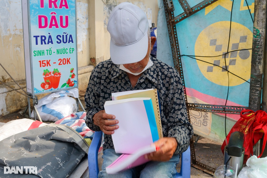 Tiệm sách ve chai của cụ ông không nhà, không tiền, không gia đình - 4 Tiệm sách ve chai của cụ ông không nhà, không tiền, không gia đình - 4