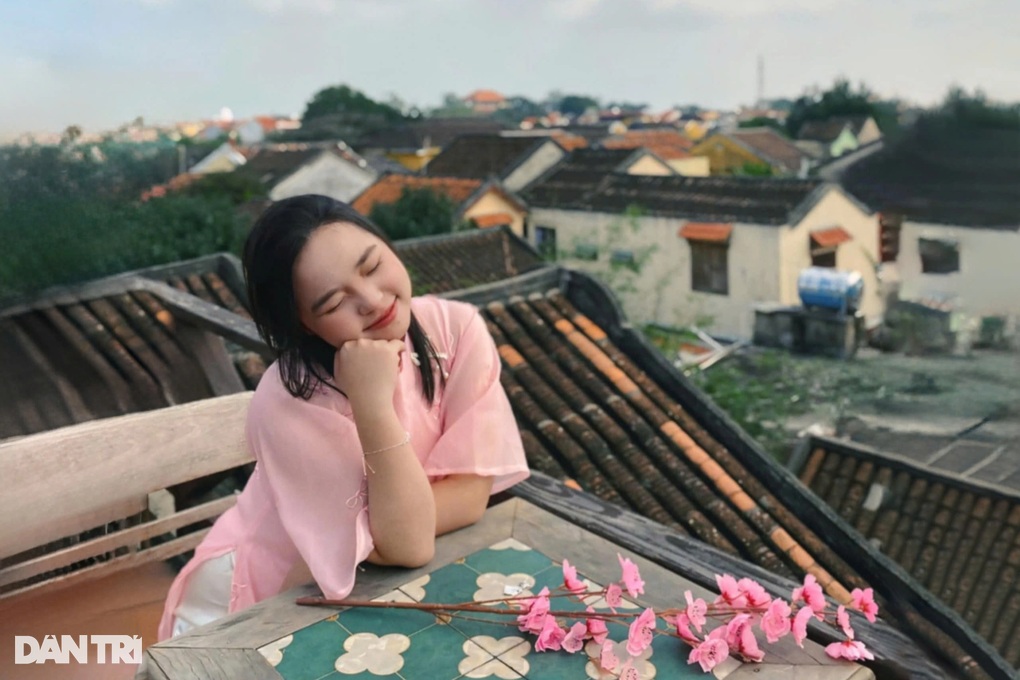 Xếp hàng đợi đến lượt chụp ảnh tại các góc đẹp ở phố cổ Hội An - 2 Xếp hàng đợi đến lượt chụp ảnh tại các góc đẹp ở phố cổ Hội An - 2