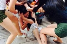 Nghi chồng ngoại tình, vợ nhờ người ập vào nhà nghỉ đánh ghen