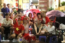 Chi 300 triệu từ Australia về xem diễu binh, bỏ khách sạn ngủ vỉa hè