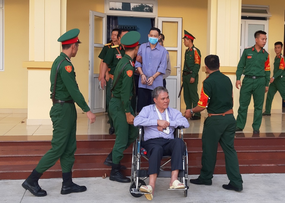 Cựu đại tá quân đội sản xuất xăng giả bất ngờ nhận tội - 2 Cựu đại tá quân đội sản xuất xăng giả bất ngờ nhận tội - 2