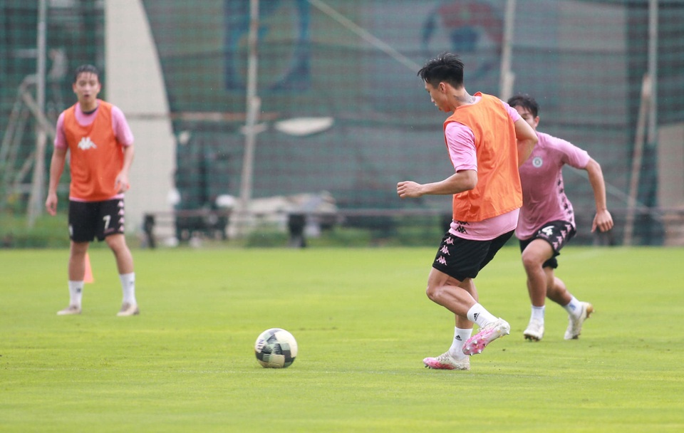 Kết thúc cách ly, Văn Hậu tập buổi đầu tiên cùng CLB Hà Nội - 5 Kết thúc cách ly, Văn Hậu tập buổi đầu tiên cùng CLB Hà Nội - 5