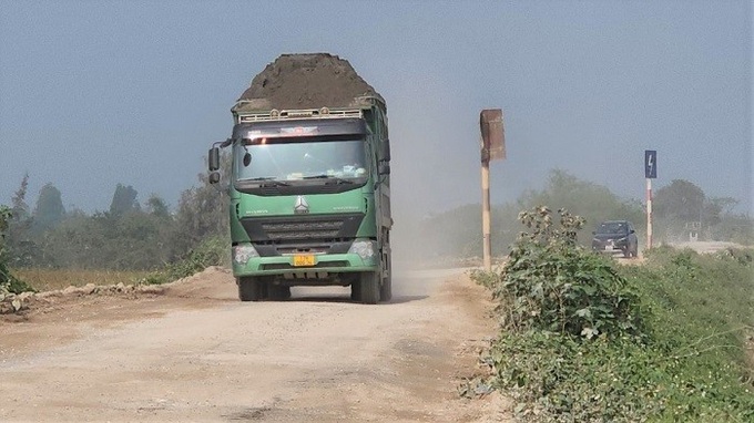 “Xe vua” cơi nới thùng xe, chở cát có ngọn, không che đậy chạy trên Đê hữu Trà Lý