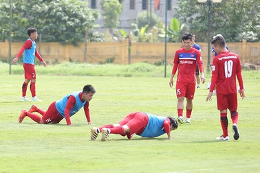 Tuyển thủ U22  Việt Nam bị phạt hít đất