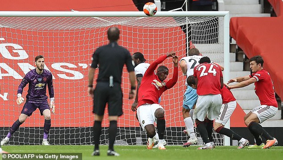 Dùng tay chơi bóng, Pogba bị huyền thoại Man Utd chỉ trích thậm tệ - 1 Dùng tay chơi bóng, Pogba bị huyền thoại Man Utd chỉ trích thậm tệ - 1