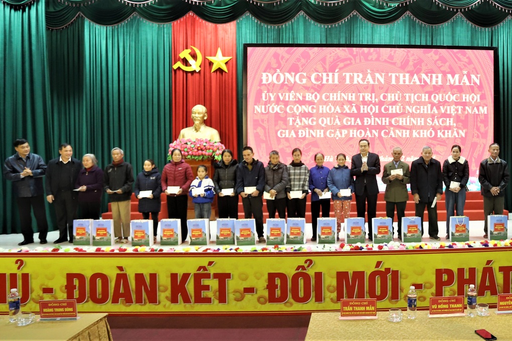 Chủ tịch Quốc hội tặng quà gia đình chính sách, người khó khăn ở Hà Tĩnh - 2 Chủ tịch Quốc hội tặng quà gia đình chính sách, người khó khăn ở Hà Tĩnh - 2