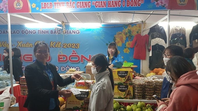 Nestlé Việt Nam đồng hành cùng Quỹ XHTT Tấm Lòng Vàng hỗ trợ quà tết đến công nhân có hoàn cảnh khó khăn.