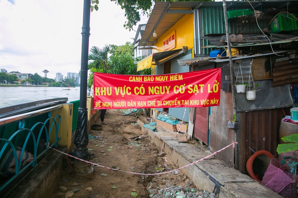 Cận cảnh khu vực sạt lở đe dọa cuộc sống của nhiều hộ dân ở TPHCM - 3 Cận cảnh khu vực sạt lở đe dọa cuộc sống của nhiều hộ dân ở TPHCM - 3