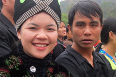 Thiếu nữ sơn cước xuống chợ mua lộc đầu xuân