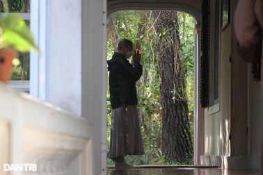 Đệ tử vái lạy bên ngoài căn phòng nơi thiền sư Thích Nhất Hạnh viên tịch